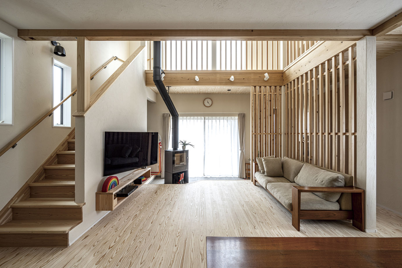 コスモレーベン 【メイン床材：飫肥杉】ふわっと広がる杉の香り。リビング・土間・ウッドデッキが繋がった圧巻の大空間。の建築実例画像3