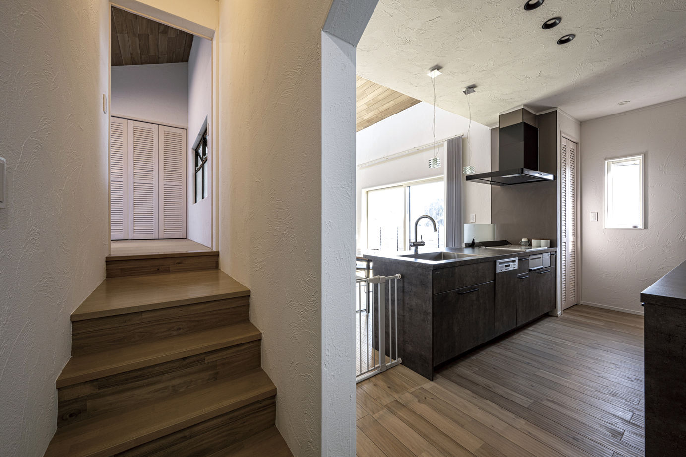 コスモレーベン 【メイン無垢床：アカシア】平屋＋勾配天井で、大空間を実現。デッドスペースを活かしたペット部屋も。の建築実例画像2