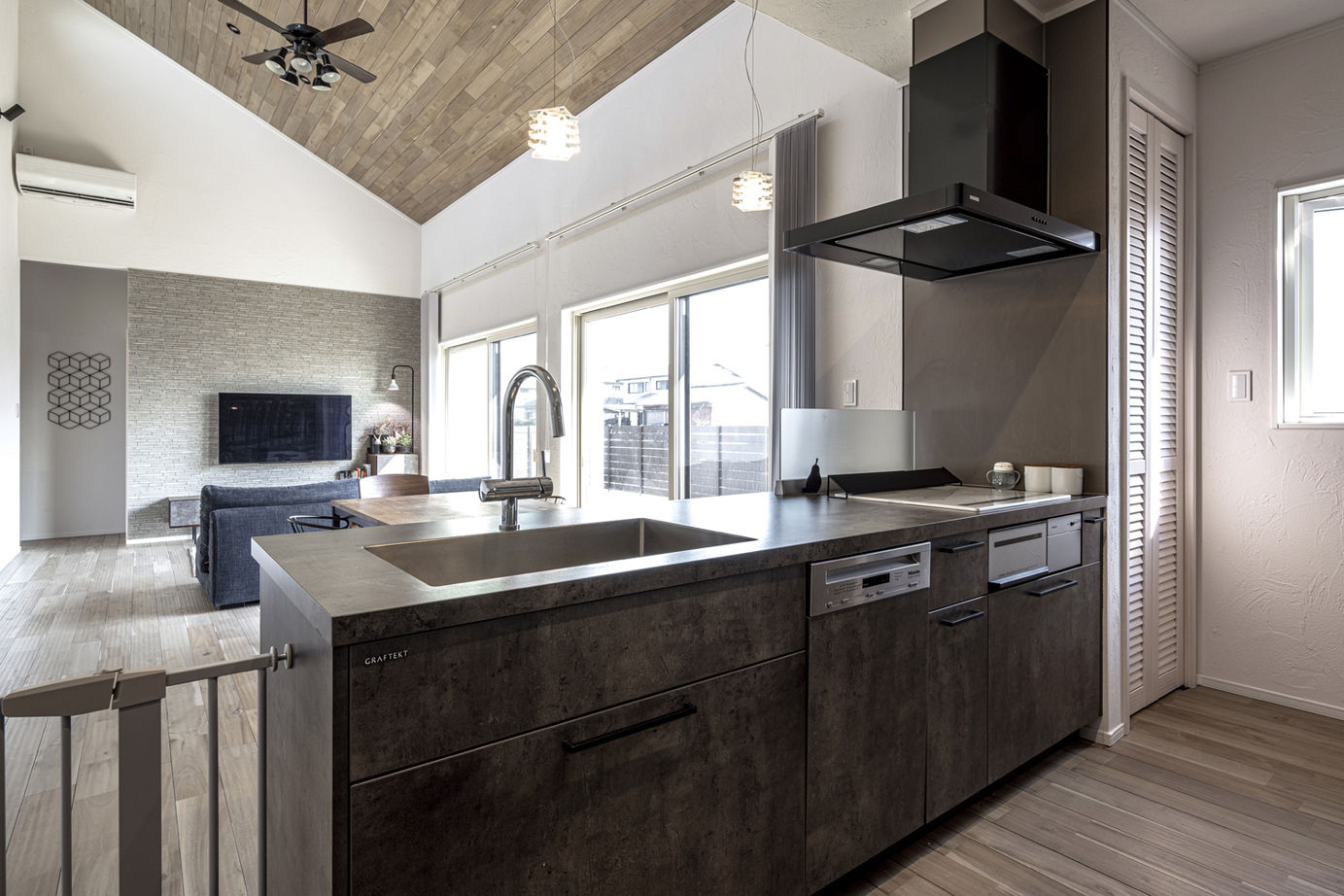 コスモレーベン 【メイン無垢床：アカシア】平屋＋勾配天井で、大空間を実現。デッドスペースを活かしたペット部屋も。の建築実例画像7