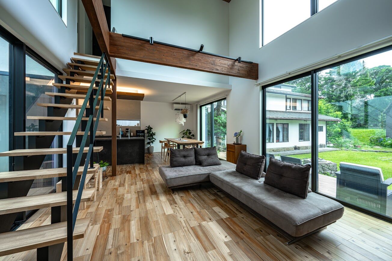 コスモレーベン 【メイン無垢材：アカシア】吹抜け＋大きな窓でも年中快適。中庭を中心とした家づくりの建築実例画像2