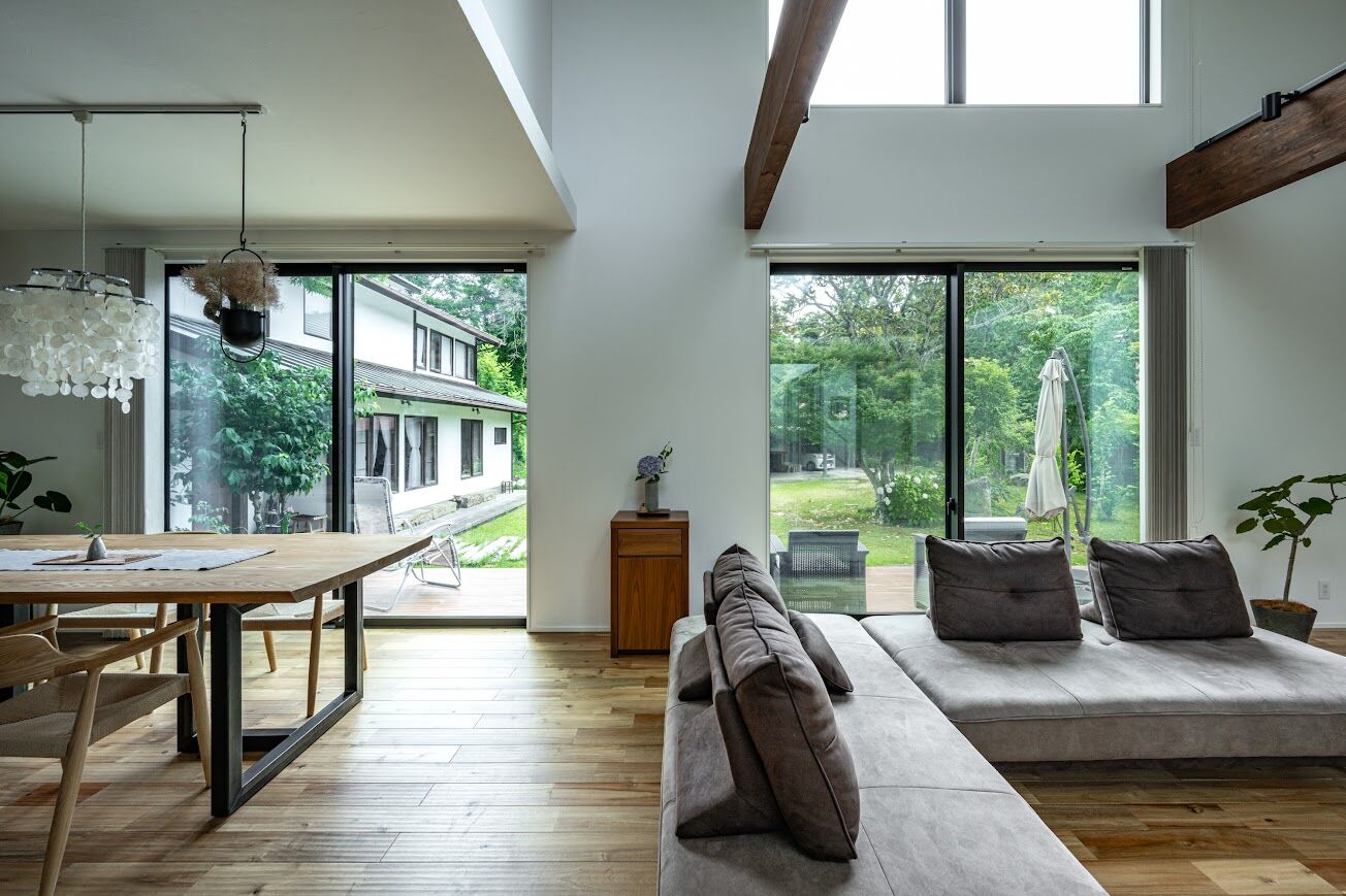 コスモレーベン 【メイン無垢材：アカシア】吹抜け＋大きな窓でも年中快適。中庭を中心とした家づくりの建築実例画像3