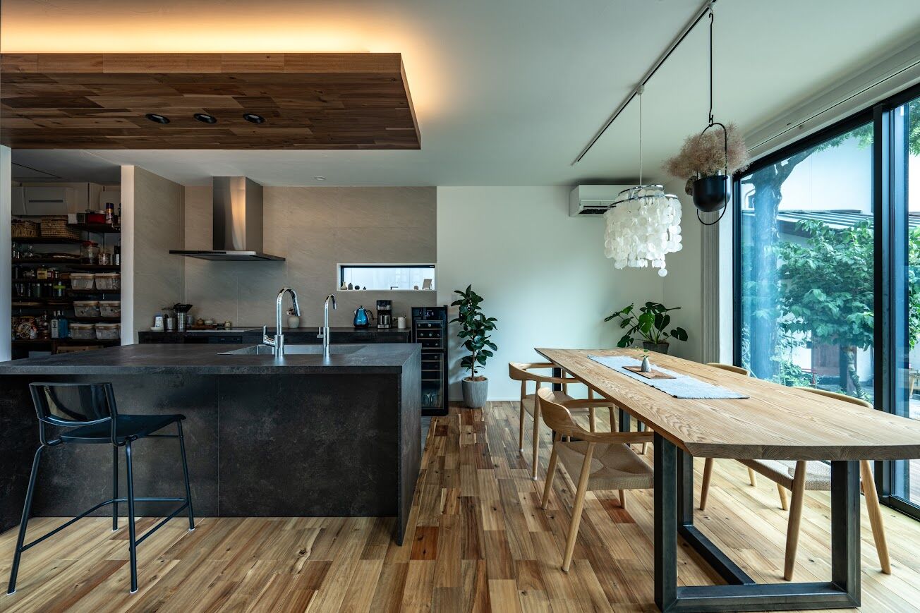 コスモレーベン 【メイン無垢材：アカシア】吹抜け＋大きな窓でも年中快適。中庭を中心とした家づくりの建築実例画像4