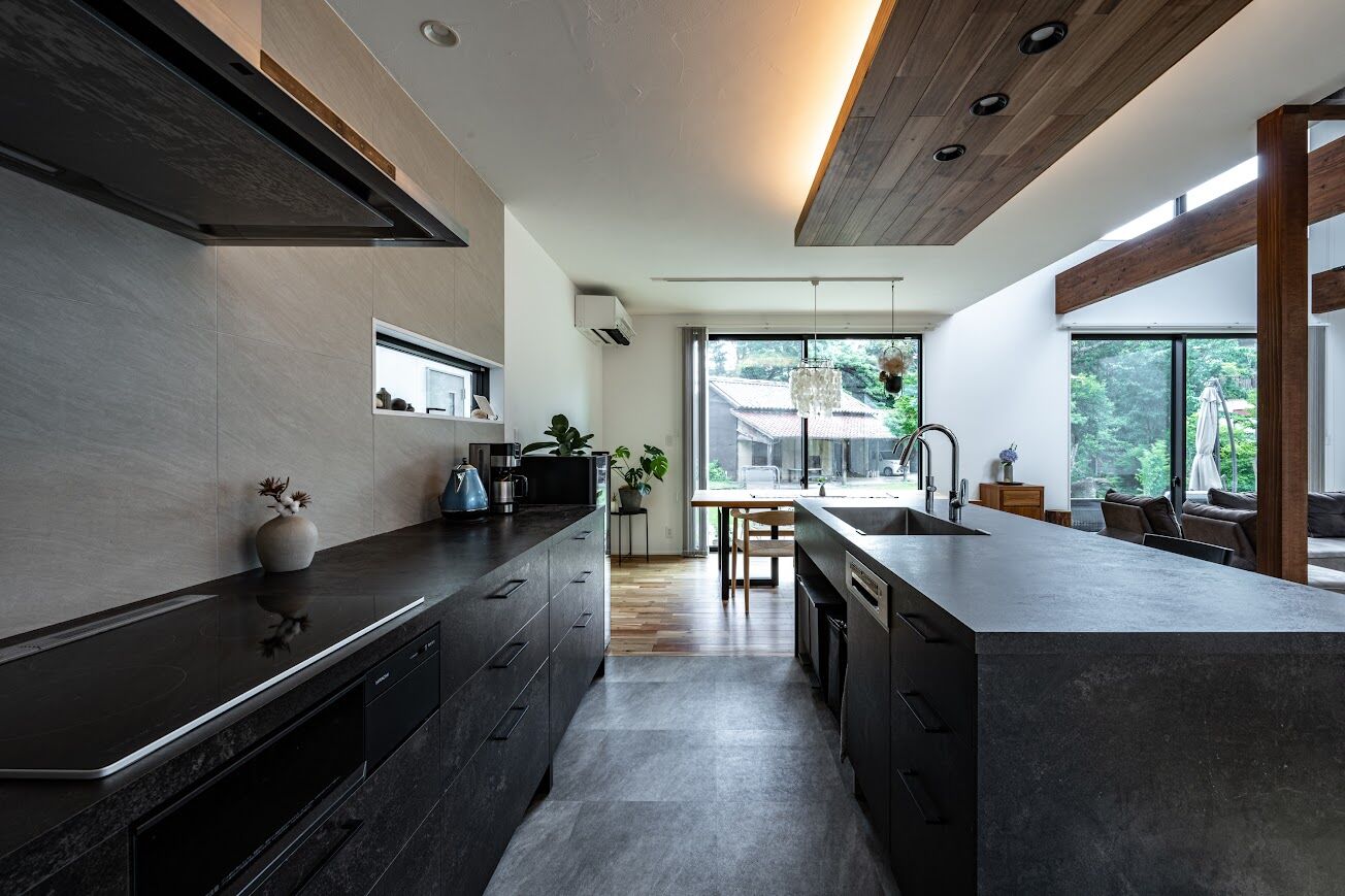 コスモレーベン 【メイン無垢材：アカシア】吹抜け＋大きな窓でも年中快適。中庭を中心とした家づくりの建築実例画像5