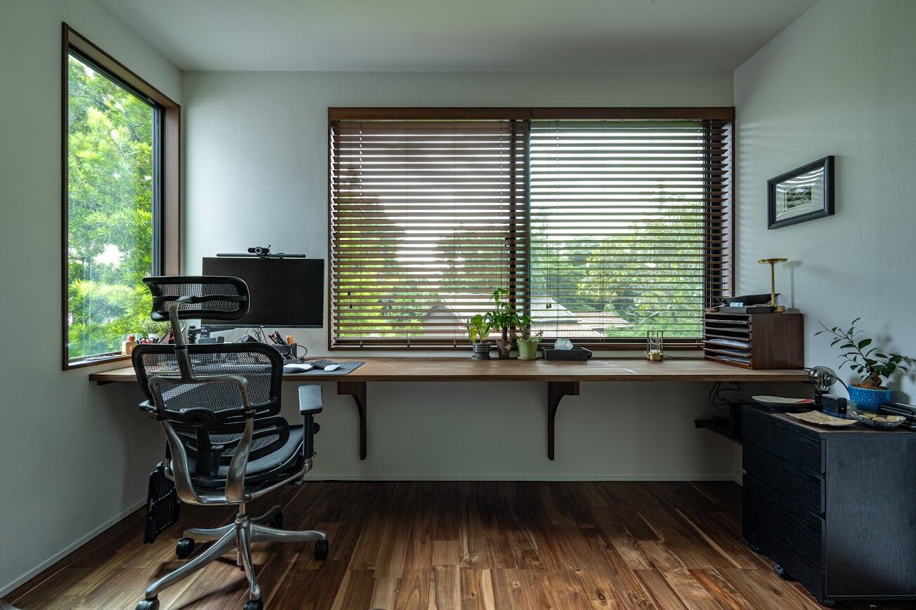 コスモレーベン 【メイン無垢材：アカシア】吹抜け＋大きな窓でも年中快適。中庭を中心とした家づくりの建築実例画像6