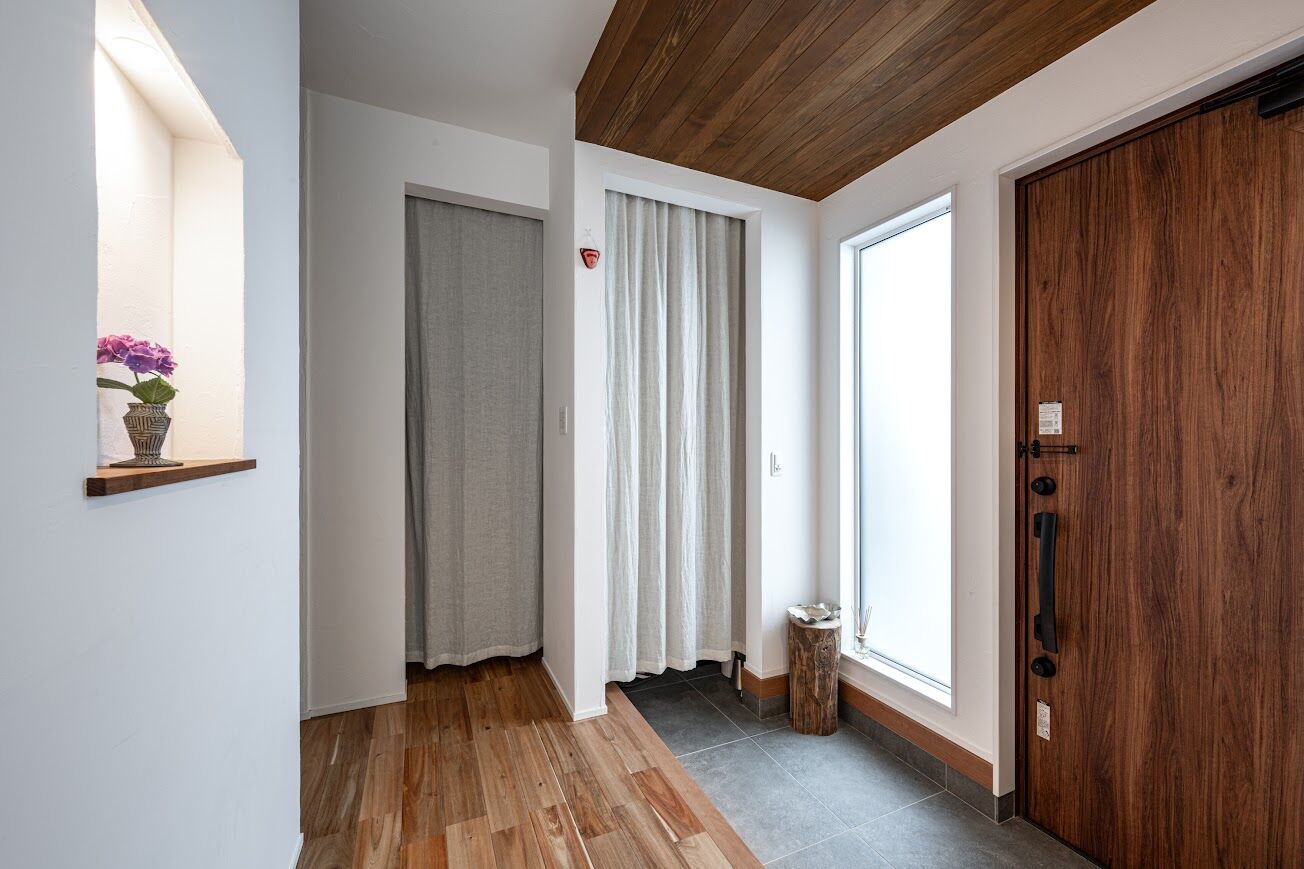 コスモレーベン 【メイン無垢材：アカシア】吹抜け＋大きな窓でも年中快適。中庭を中心とした家づくりの建築実例画像8