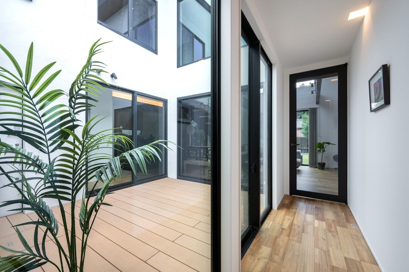 コスモレーベン 【メイン無垢材：アカシア】吹抜け＋大きな窓でも年中快適。中庭を中心とした家づくりの建築実例画像9