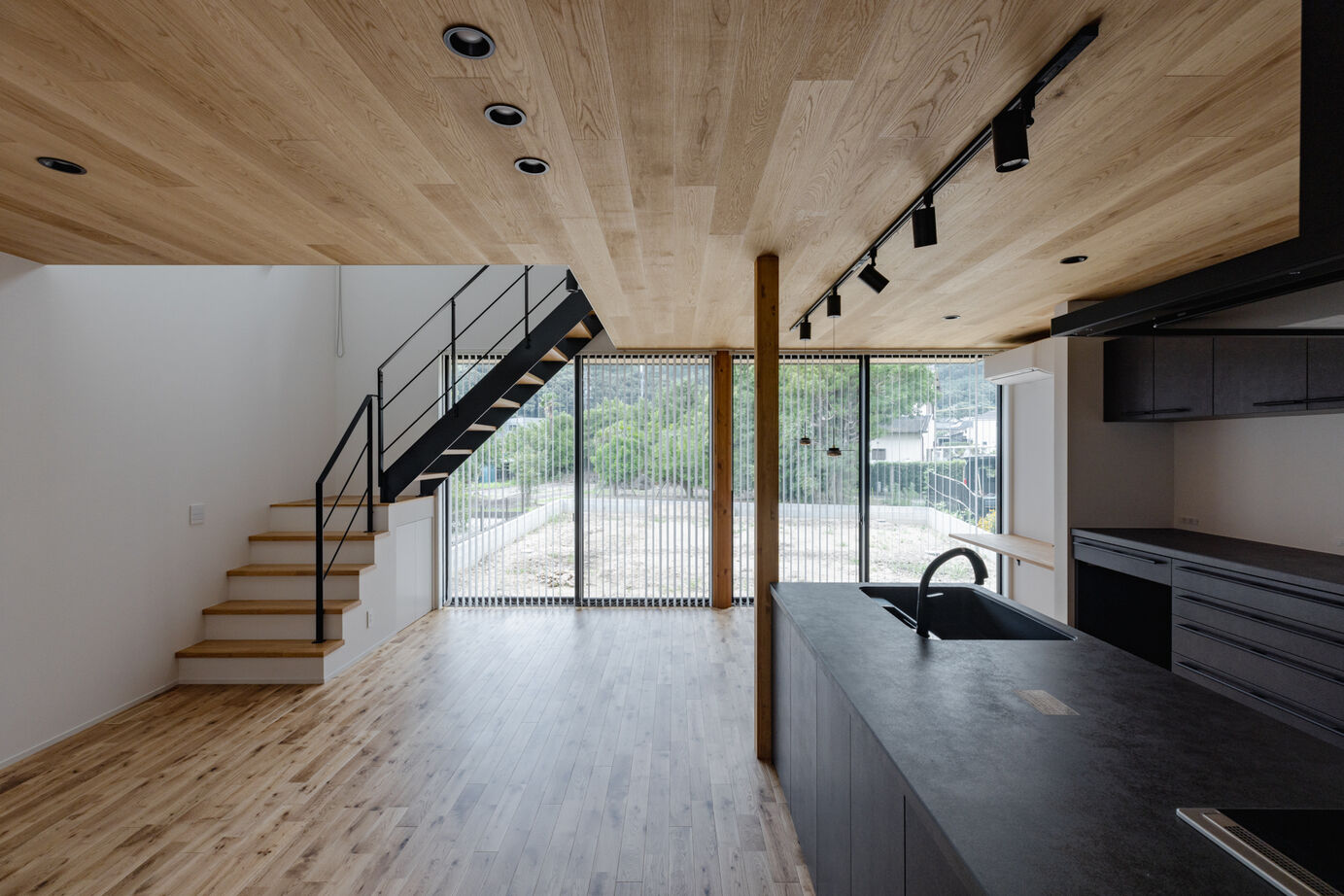 リキュー 【豊川市/30坪台/ビルトインガレージ/温熱等級6・高性能住宅】ファサードが印象的な「大人のための邸宅」の建築実例画像2