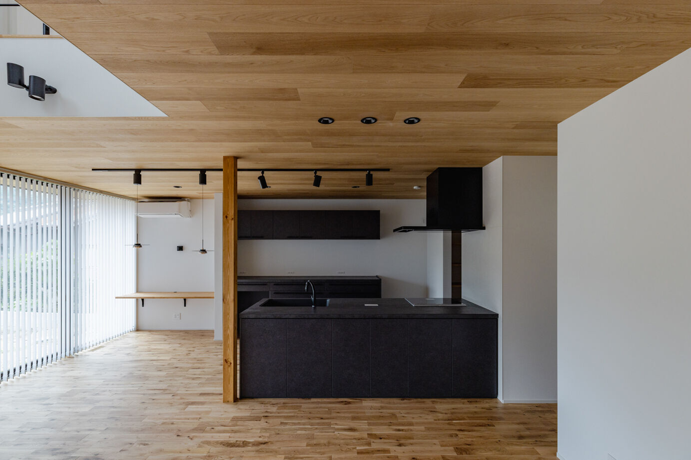 リキュー 【豊川市/30坪台/ビルトインガレージ/温熱等級6・高性能住宅】ファサードが印象的な「大人のための邸宅」の建築実例画像3