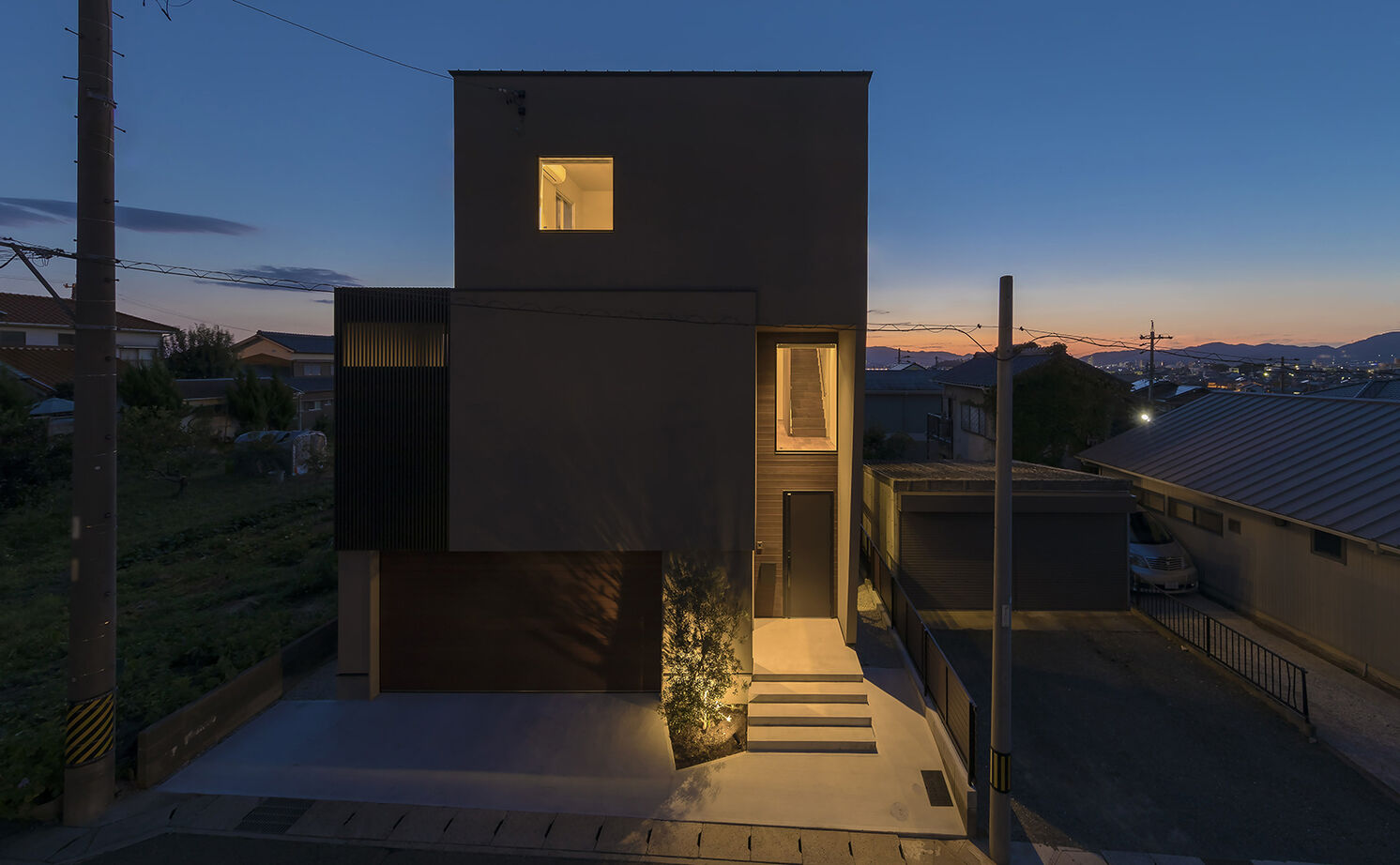 リキュー 【愛知県｜建築家×３階建て】家族や友人と語らうウッドデッキのある２階LDK＆インナーガレージの家の建築実例画像2