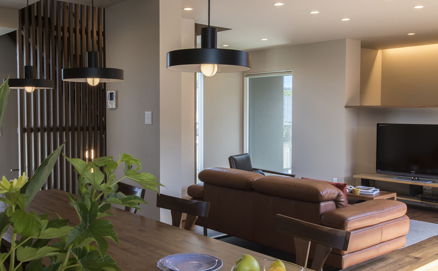 リキュー 【愛知県｜建築家×３階建て】家族や友人と語らうウッドデッキのある２階LDK＆インナーガレージの家の建築実例画像4