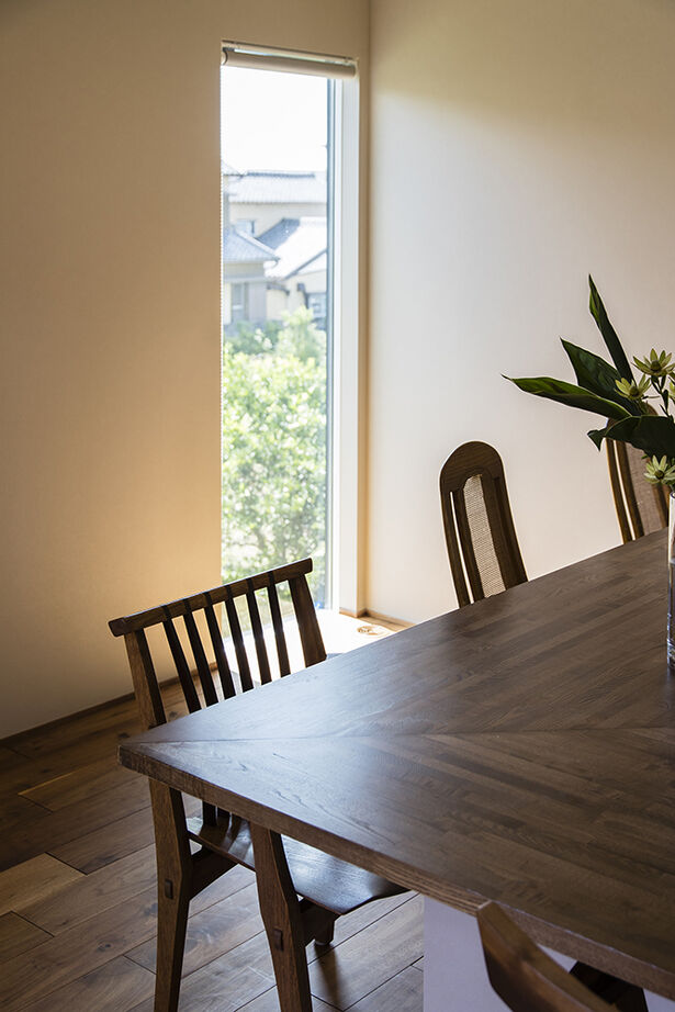 リキュー 【愛知県｜建築家×３階建て】家族や友人と語らうウッドデッキのある２階LDK＆インナーガレージの家の建築実例画像8