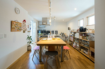 ルポハウス一級建築士事務所 【滋賀/ビルトインガレージ】甘い香りがするガレージハウス。親子のライフスタイルが快適になる二世帯住宅の建築実例画像2