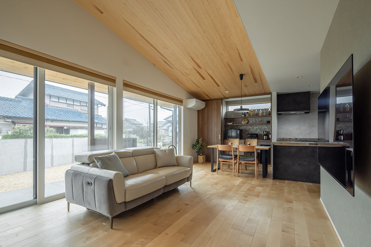 ルポハウス一級建築士事務所 【2000万円台/和モダン/平屋】視界が広がる平屋の家。随所にあしらった木のしつらえに心を癒される毎日の建築実例画像2