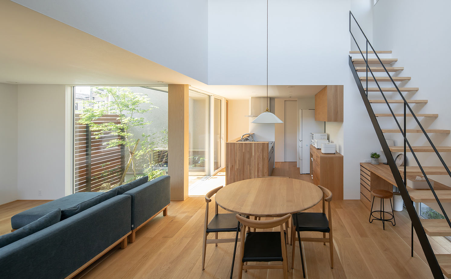 ルポハウス一級建築士事務所 【2000万円台/滋賀/中庭/吹抜け/子育て】二つのお庭がある家。非日常感が漂う暮らし良い住まいの建築実例画像2