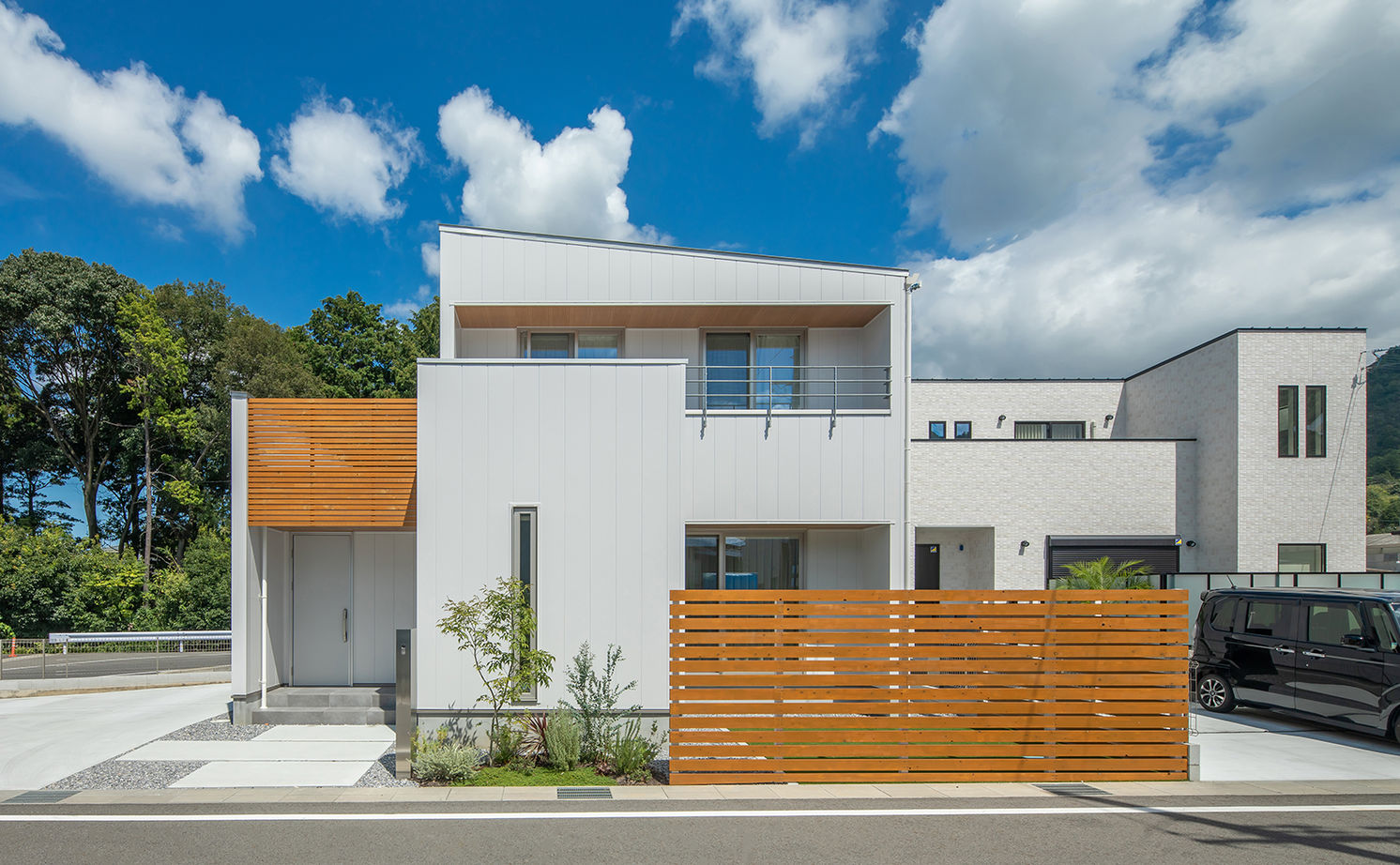 ルポハウス一級建築士事務所 【滋賀/自然素材/2000万円台】ルーバー天井が映えるリビング。木の温もりを感じるナチュラルモダンの家の建築実例画像1