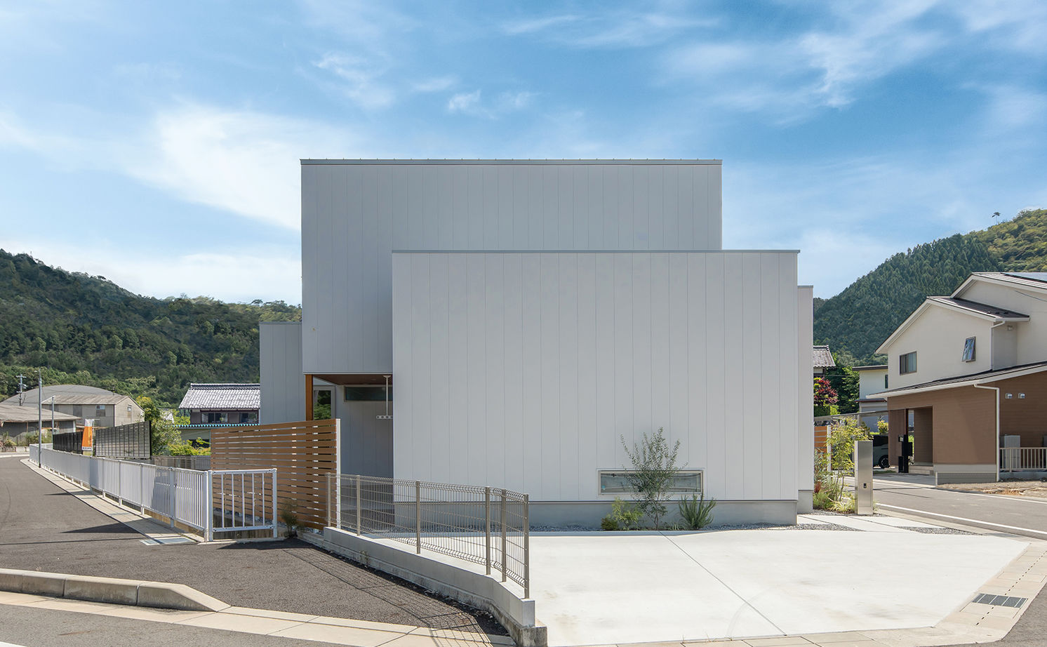 ルポハウス一級建築士事務所 【滋賀/自然素材/2000万円台】ルーバー天井が映えるリビング。木の温もりを感じるナチュラルモダンの家の建築実例画像2