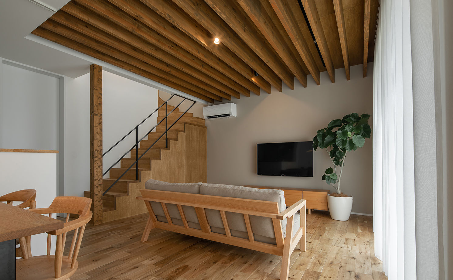 ルポハウス一級建築士事務所 【滋賀/自然素材/2000万円台】ルーバー天井が映えるリビング。木の温もりを感じるナチュラルモダンの家の建築実例画像3