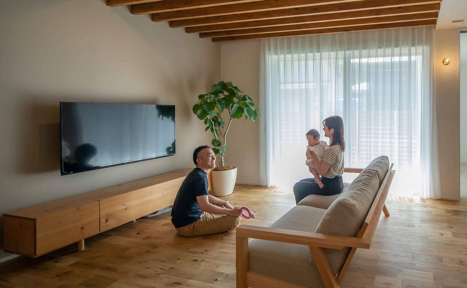 ルポハウス一級建築士事務所 【滋賀/自然素材/2000万円台】ルーバー天井が映えるリビング。木の温もりを感じるナチュラルモダンの家の建築実例画像4