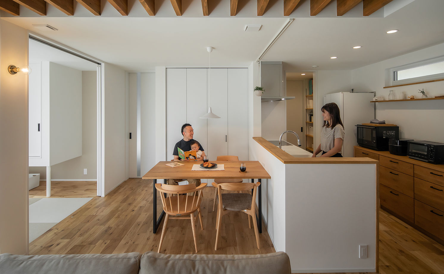 ルポハウス一級建築士事務所 【滋賀/自然素材/2000万円台】ルーバー天井が映えるリビング。木の温もりを感じるナチュラルモダンの家の建築実例画像5