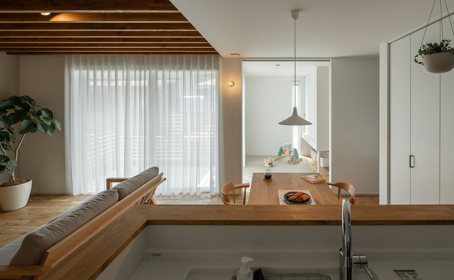 ルポハウス一級建築士事務所 【滋賀/自然素材/2000万円台】ルーバー天井が映えるリビング。木の温もりを感じるナチュラルモダンの家の建築実例画像6