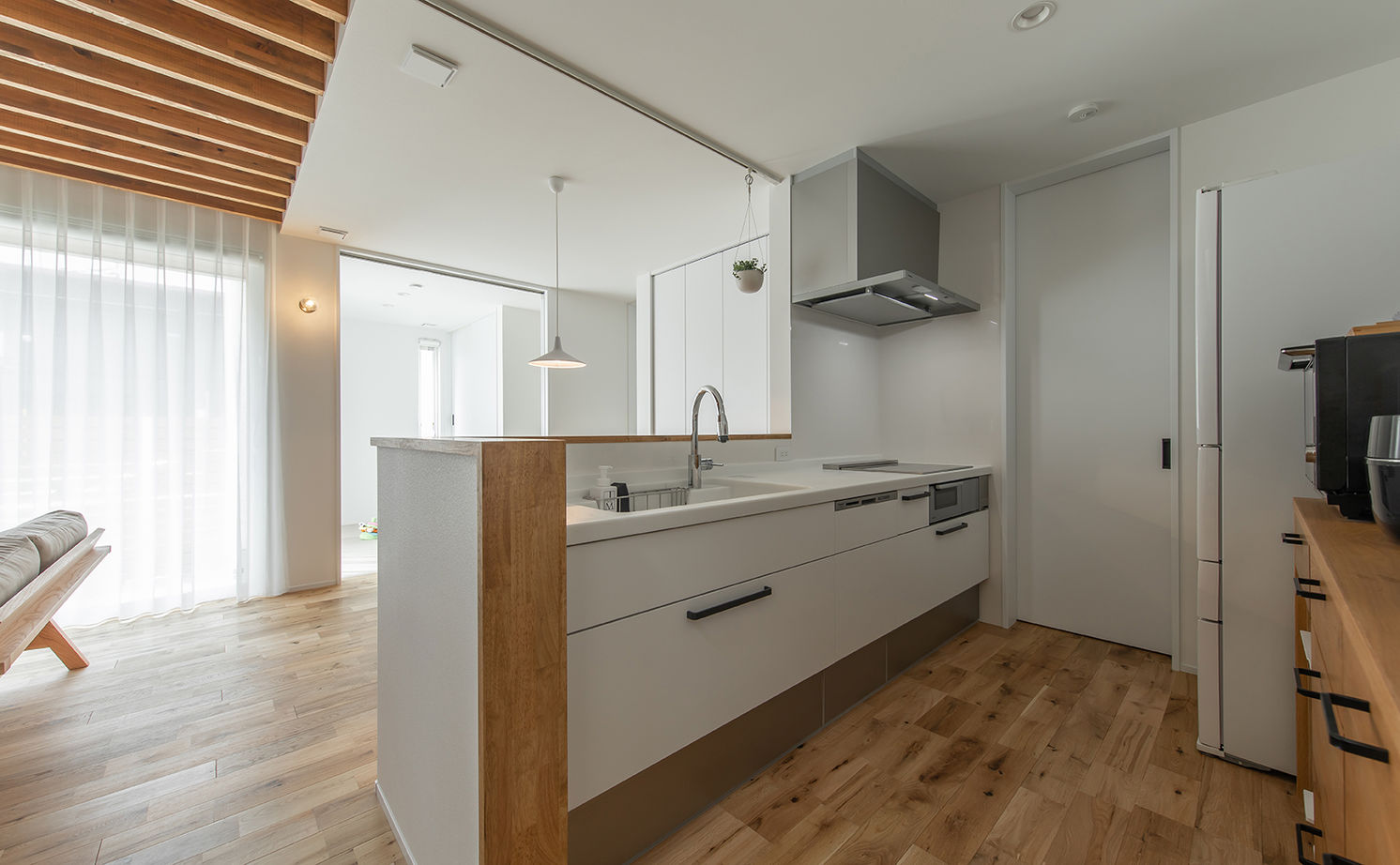 ルポハウス一級建築士事務所 【滋賀/自然素材/2000万円台】ルーバー天井が映えるリビング。木の温もりを感じるナチュラルモダンの家の建築実例画像7