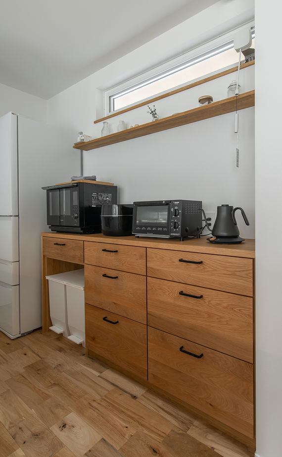 ルポハウス一級建築士事務所 【滋賀/自然素材/2000万円台】ルーバー天井が映えるリビング。木の温もりを感じるナチュラルモダンの家の建築実例画像8