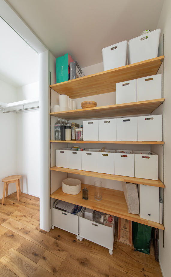 ルポハウス一級建築士事務所 【滋賀/自然素材/2000万円台】ルーバー天井が映えるリビング。木の温もりを感じるナチュラルモダンの家の建築実例画像9