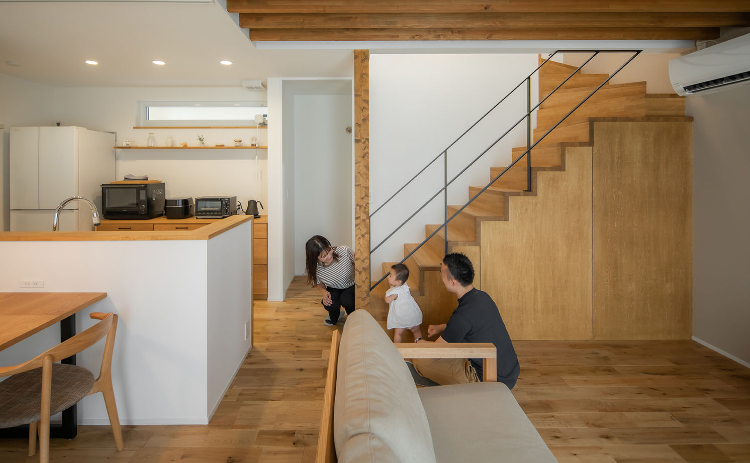 ルポハウス一級建築士事務所 【滋賀/自然素材/2000万円台】ルーバー天井が映えるリビング。木の温もりを感じるナチュラルモダンの家の建築実例画像10