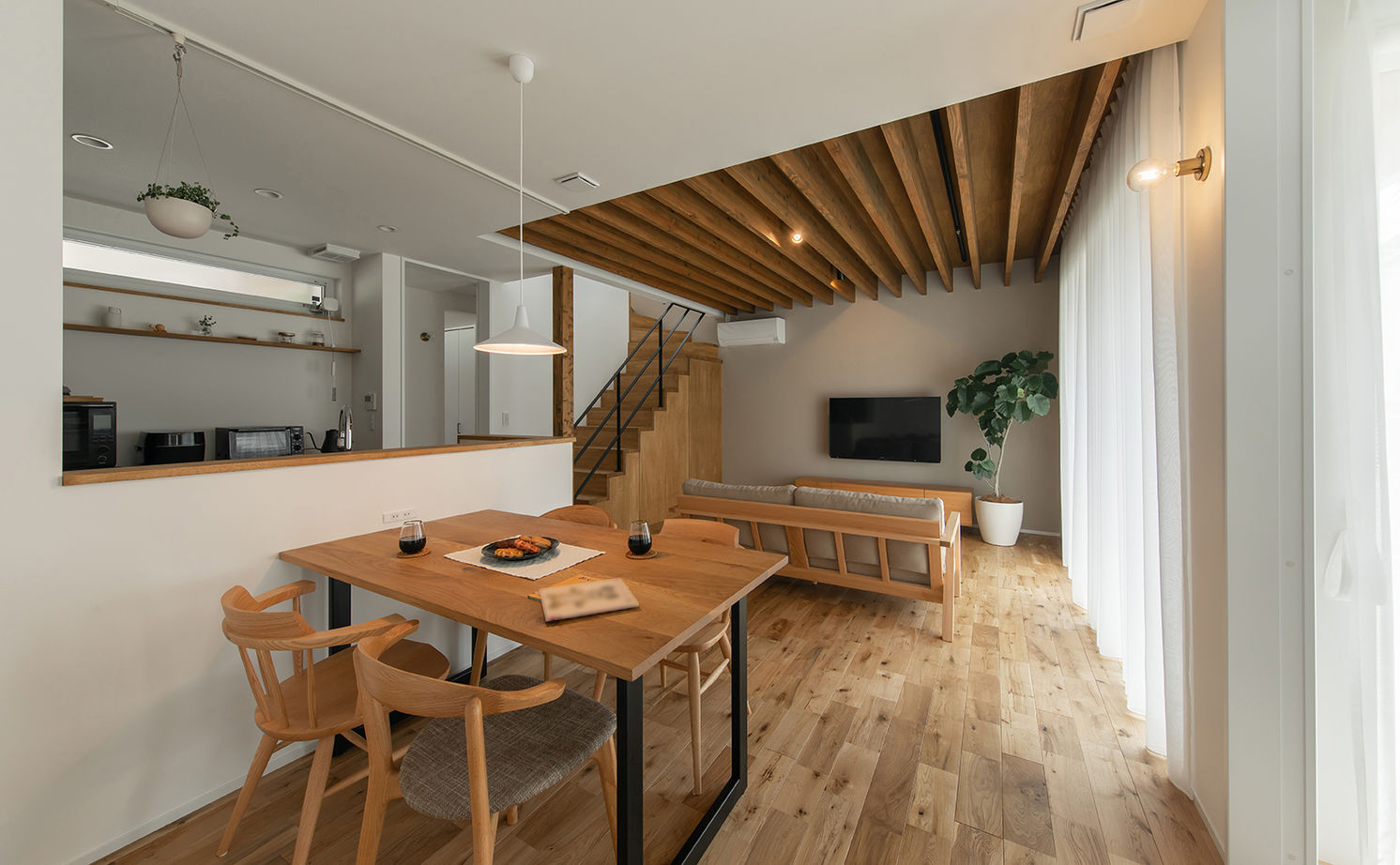 ルポハウス一級建築士事務所 【滋賀/自然素材/2000万円台】ルーバー天井が映えるリビング。木の温もりを感じるナチュラルモダンの家の建築実例画像11