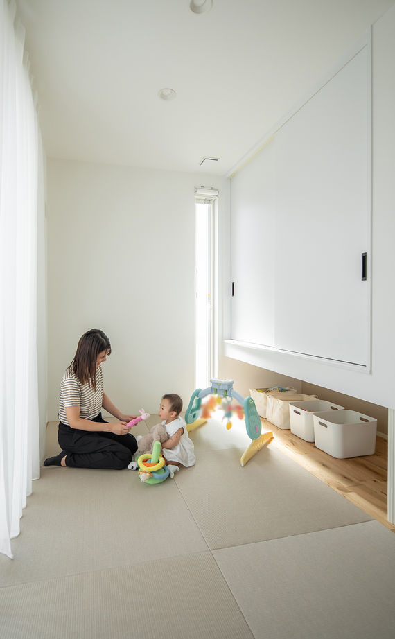 ルポハウス一級建築士事務所 【滋賀/自然素材/2000万円台】ルーバー天井が映えるリビング。木の温もりを感じるナチュラルモダンの家の建築実例画像12