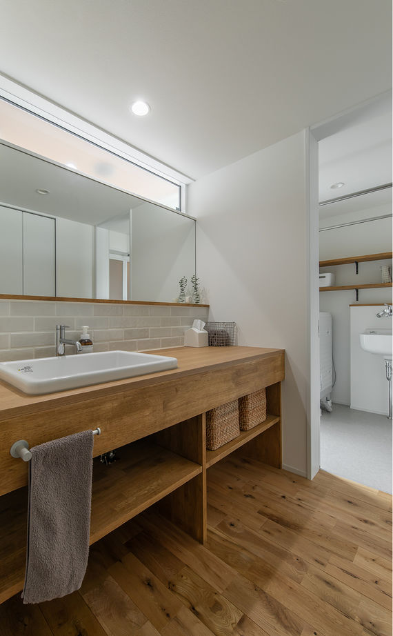 ルポハウス一級建築士事務所 【滋賀/自然素材/2000万円台】ルーバー天井が映えるリビング。木の温もりを感じるナチュラルモダンの家の建築実例画像13