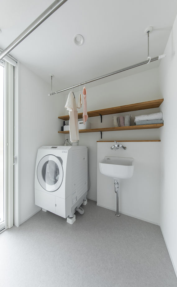 ルポハウス一級建築士事務所 【滋賀/自然素材/2000万円台】ルーバー天井が映えるリビング。木の温もりを感じるナチュラルモダンの家の建築実例画像14