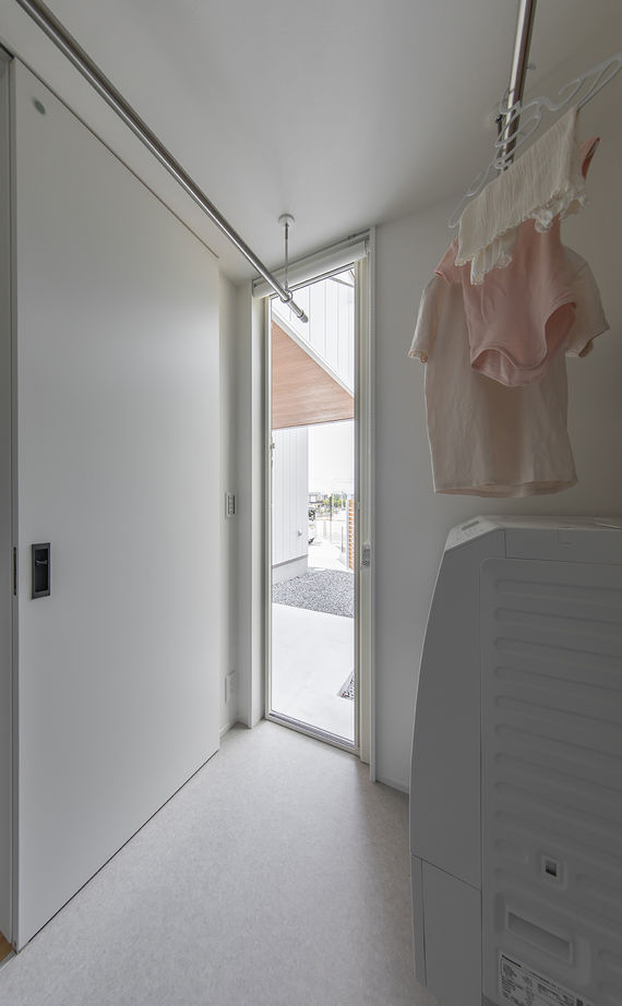 ルポハウス一級建築士事務所 【滋賀/自然素材/2000万円台】ルーバー天井が映えるリビング。木の温もりを感じるナチュラルモダンの家の建築実例画像15