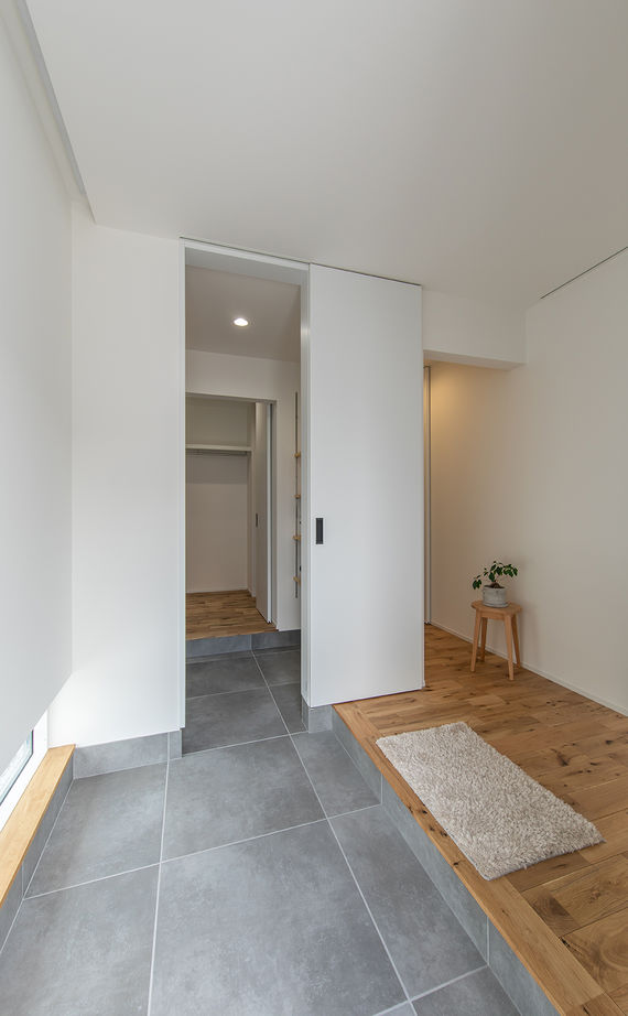 ルポハウス一級建築士事務所 【滋賀/自然素材/2000万円台】ルーバー天井が映えるリビング。木の温もりを感じるナチュラルモダンの家の建築実例画像17