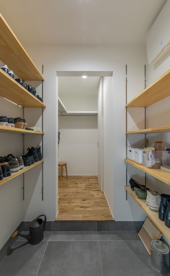 ルポハウス一級建築士事務所 【滋賀/自然素材/2000万円台】ルーバー天井が映えるリビング。木の温もりを感じるナチュラルモダンの家の建築実例画像18