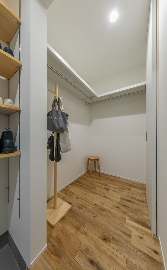 ルポハウス一級建築士事務所 【滋賀/自然素材/2000万円台】ルーバー天井が映えるリビング。木の温もりを感じるナチュラルモダンの家の建築実例画像19