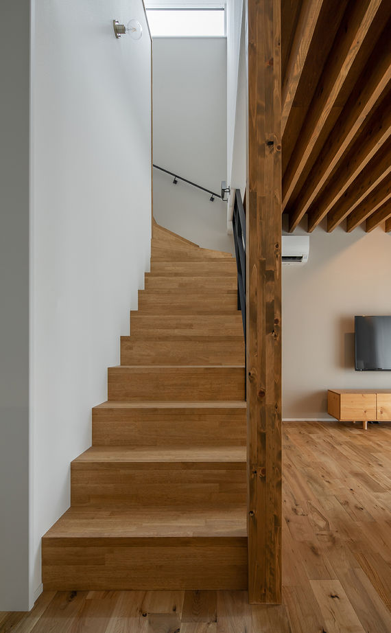 ルポハウス一級建築士事務所 【滋賀/自然素材/2000万円台】ルーバー天井が映えるリビング。木の温もりを感じるナチュラルモダンの家の建築実例画像20