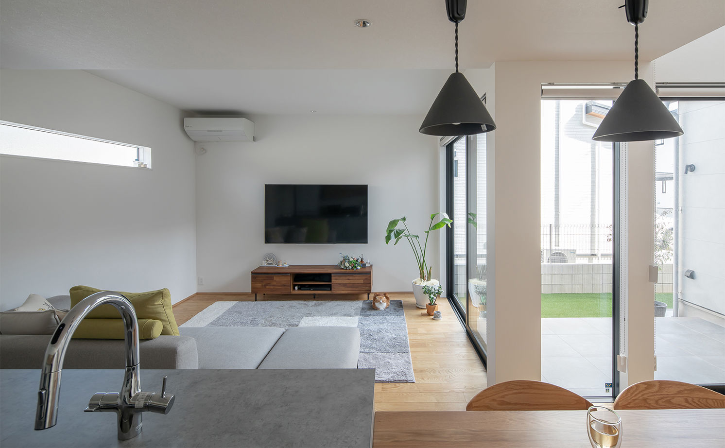 ルポハウス一級建築士事務所 【2000万円台／滋賀県／外観／吹き抜け】グレーの外観に木を合わせたオシャレで目をひく家の建築実例画像2