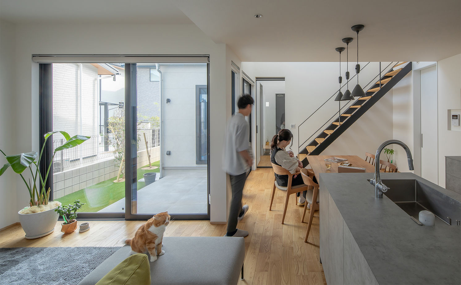 ルポハウス一級建築士事務所 【2000万円台／滋賀県／外観／吹き抜け】グレーの外観に木を合わせたオシャレで目をひく家の建築実例画像3