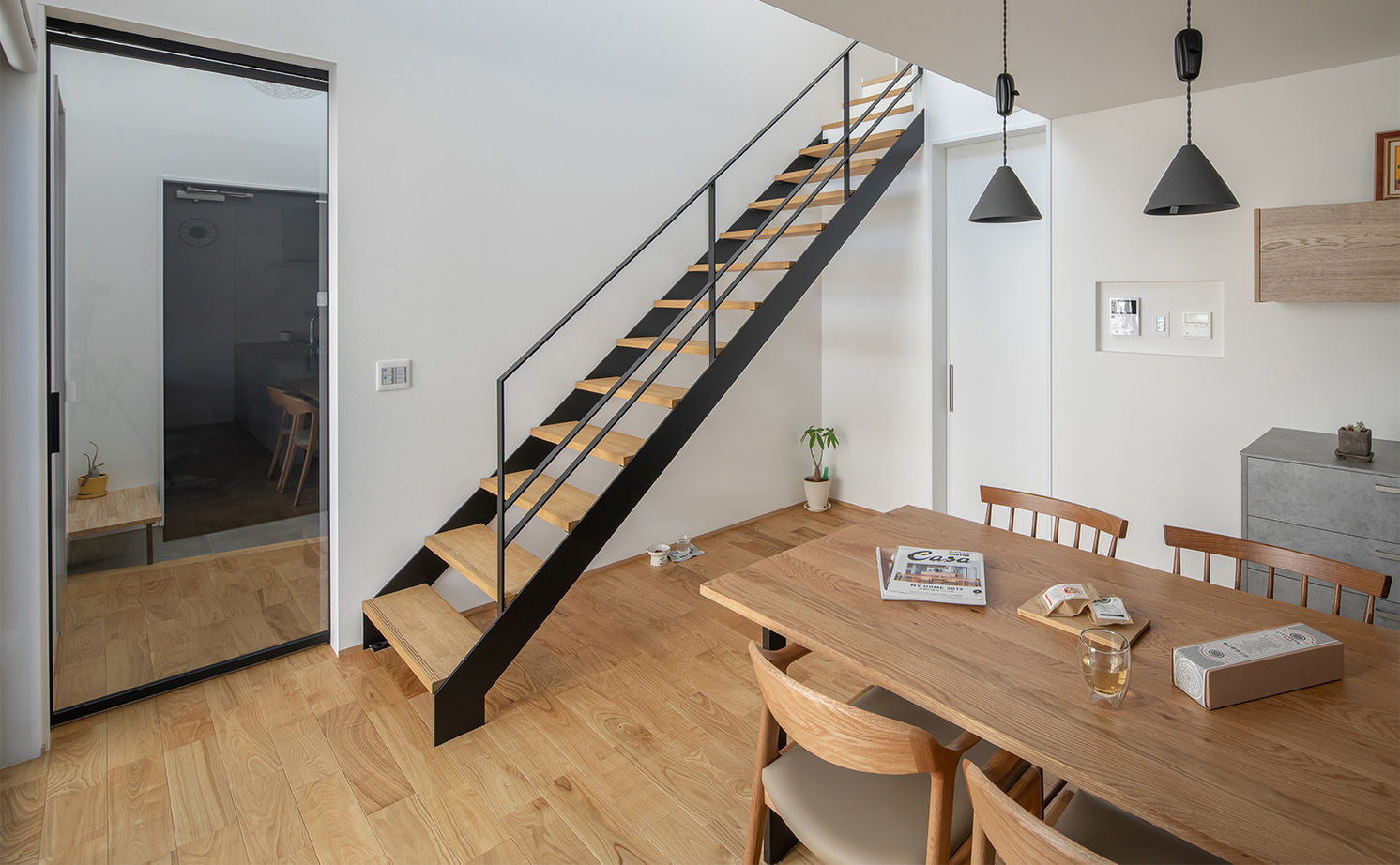 ルポハウス一級建築士事務所 【2000万円台／滋賀県／外観／吹き抜け】グレーの外観に木を合わせたオシャレで目をひく家の建築実例画像4