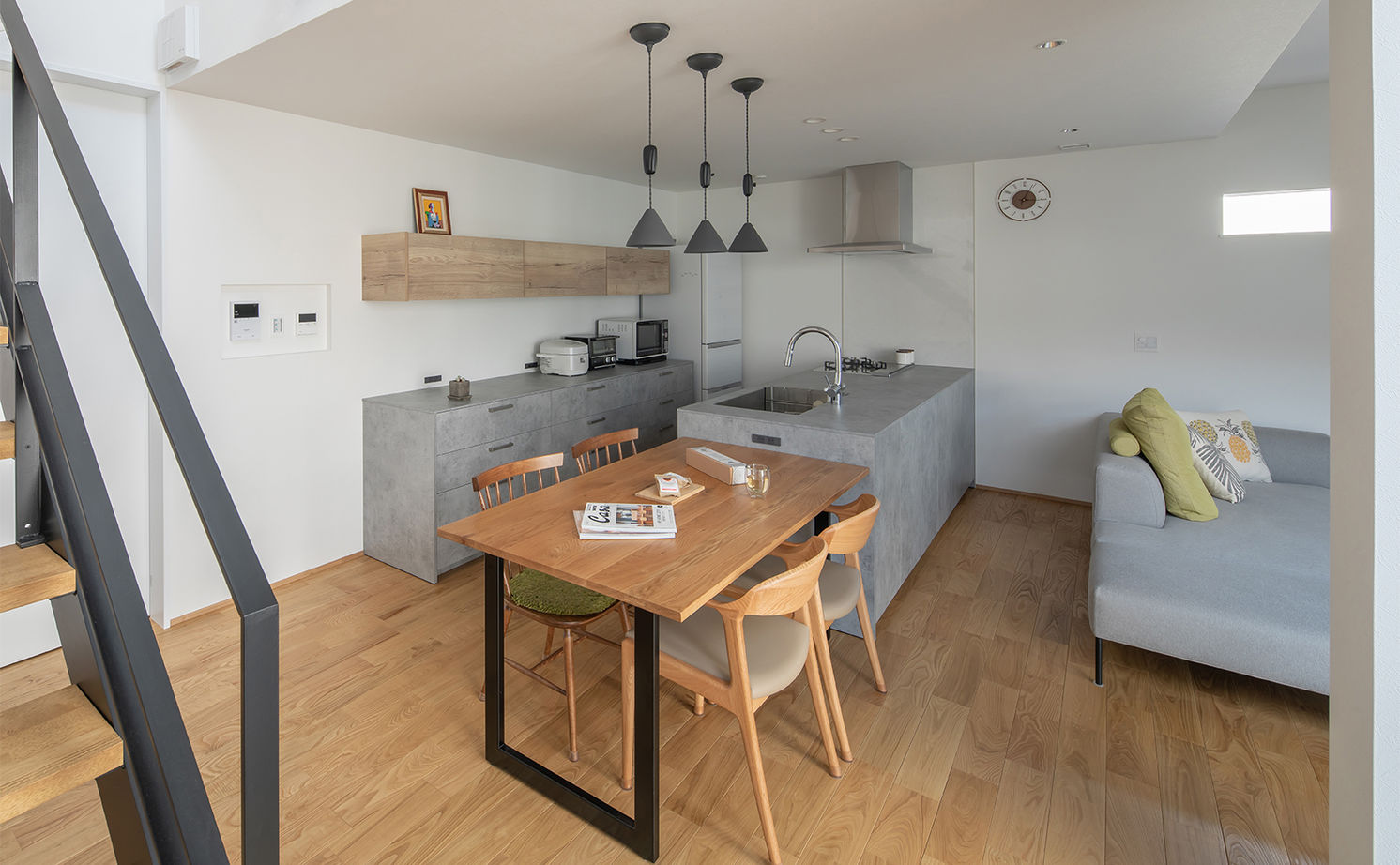 ルポハウス一級建築士事務所 【2000万円台／滋賀県／外観／吹き抜け】グレーの外観に木を合わせたオシャレで目をひく家の建築実例画像5