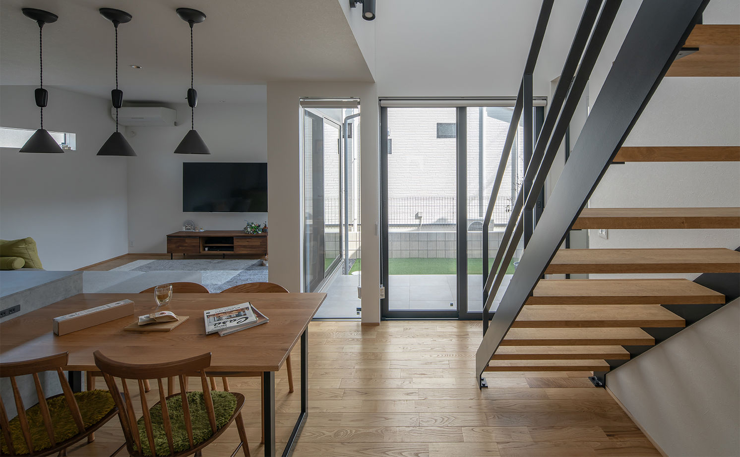 ルポハウス一級建築士事務所 【2000万円台／滋賀県／外観／吹き抜け】グレーの外観に木を合わせたオシャレで目をひく家の建築実例画像6