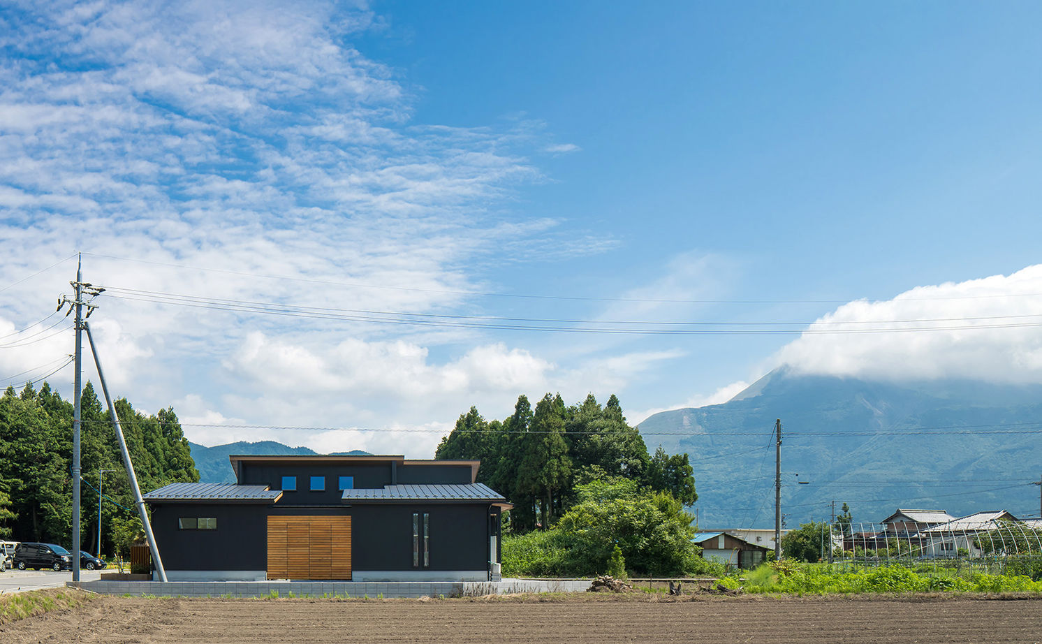 ルポハウス一級建築士事務所 【滋賀/コの字型の平屋/2000万円台/30坪台/間取り図】黒ガルバの外観。中庭を楽しむアイデア満載の平屋の家の建築実例画像2