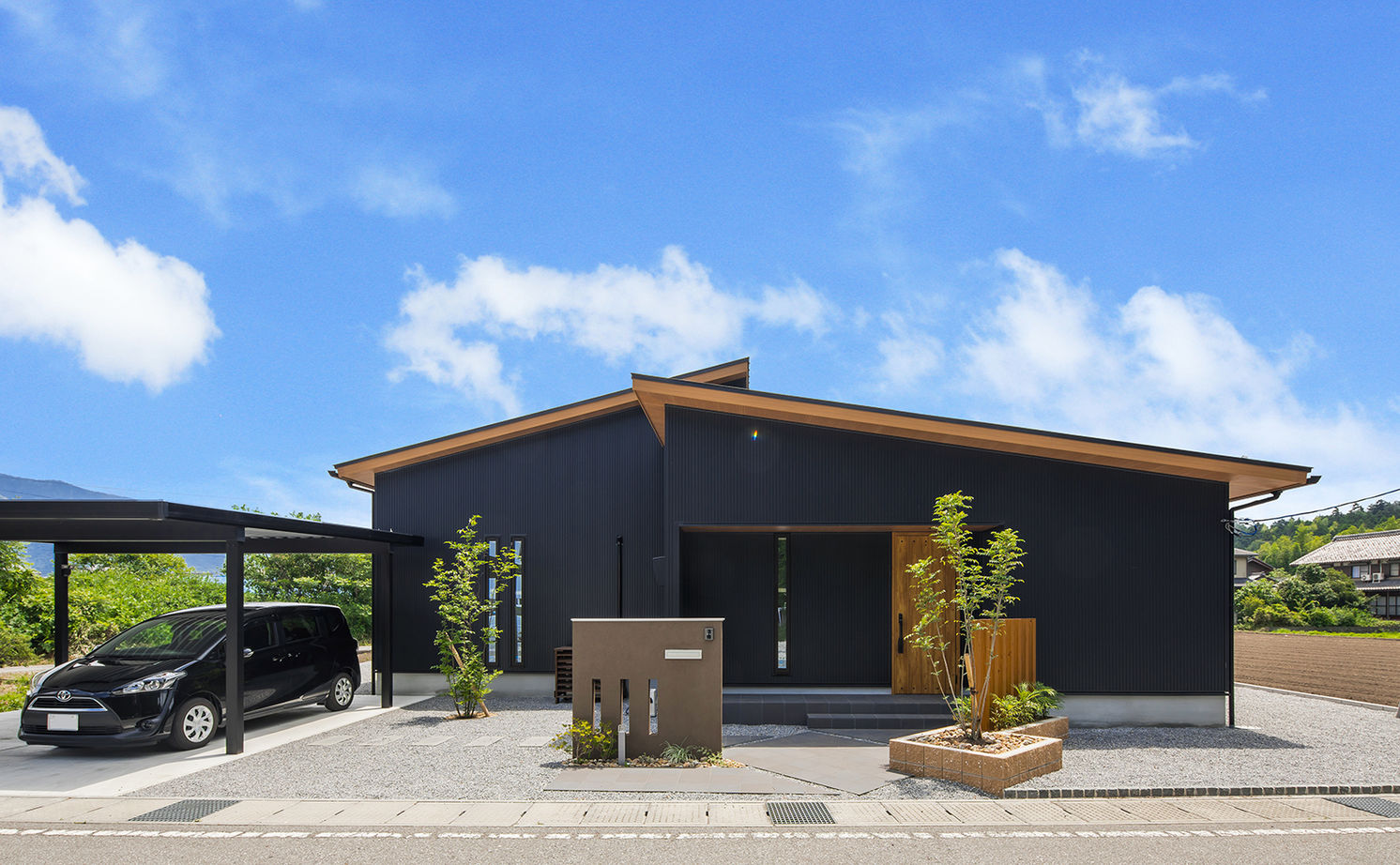 ルポハウス一級建築士事務所 【滋賀/コの字型の平屋/2000万円台/30坪台/間取り図】黒ガルバの外観。中庭を楽しむアイデア満載の平屋の家の建築実例画像3