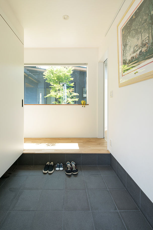 ルポハウス一級建築士事務所 【滋賀/コの字型の平屋/2000万円台/30坪台/間取り図】黒ガルバの外観。中庭を楽しむアイデア満載の平屋の家の建築実例画像4