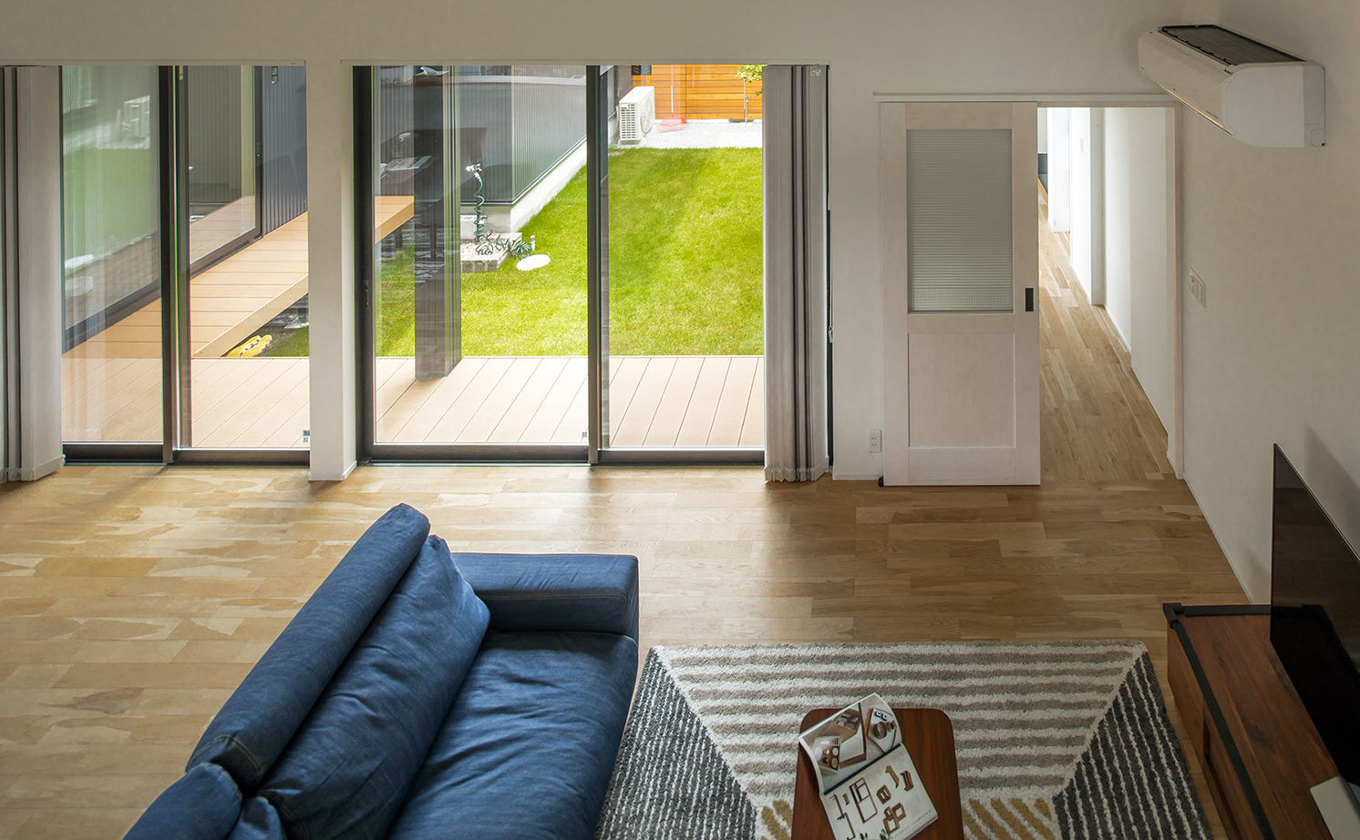 ルポハウス一級建築士事務所 【滋賀/コの字型の平屋/2000万円台/30坪台/間取り図】黒ガルバの外観。中庭を楽しむアイデア満載の平屋の家の建築実例画像7