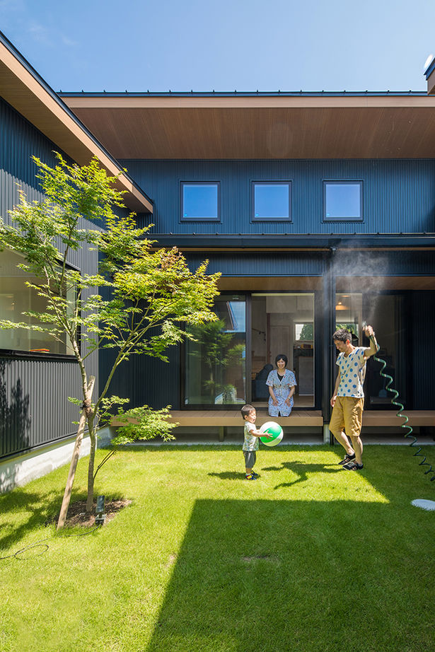 ルポハウス一級建築士事務所 【滋賀/コの字型の平屋/2000万円台/30坪台/間取り図】黒ガルバの外観。中庭を楽しむアイデア満載の平屋の家の建築実例画像10