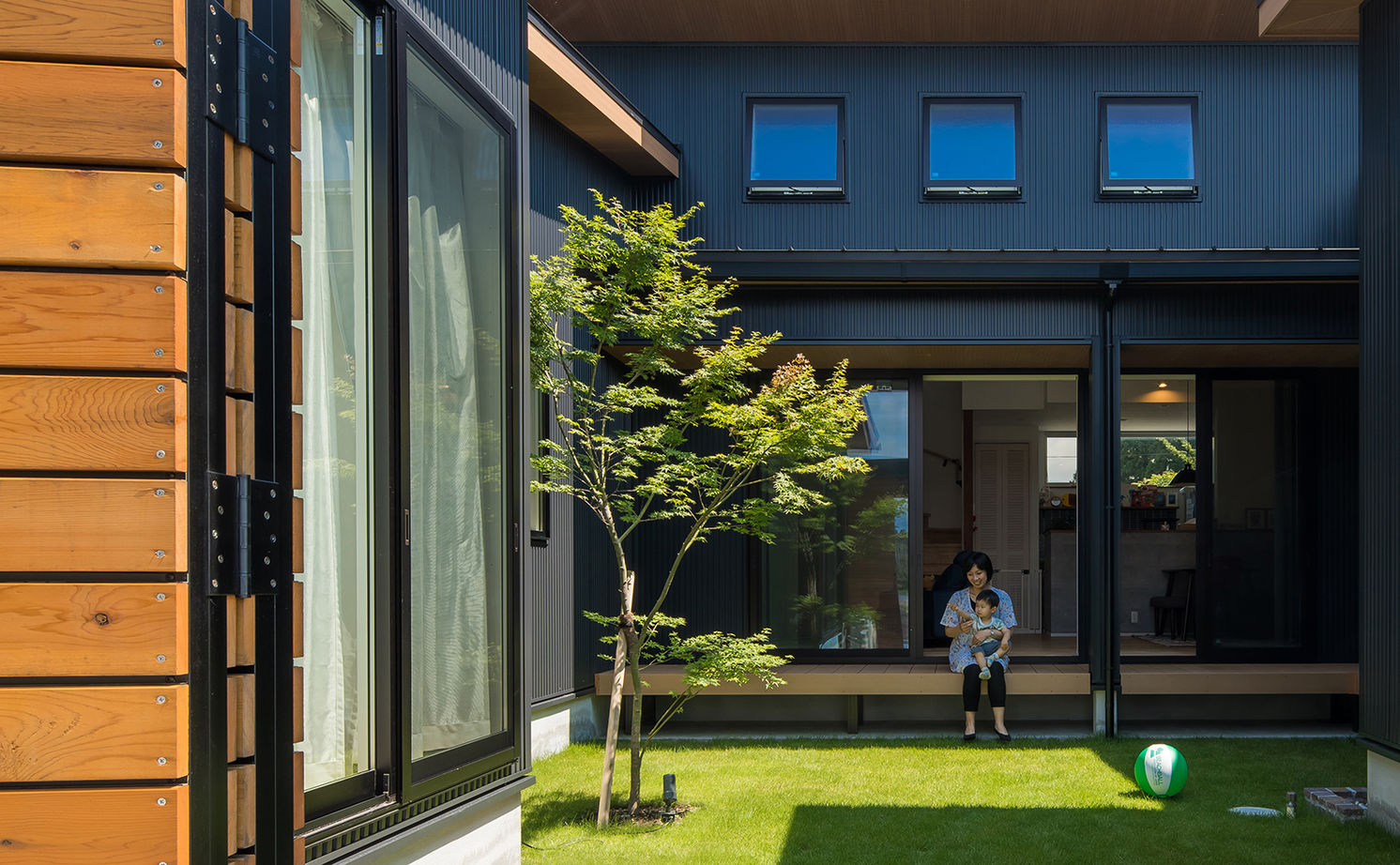 ルポハウス一級建築士事務所 【滋賀/コの字型の平屋/2000万円台/30坪台/間取り図】黒ガルバの外観。中庭を楽しむアイデア満載の平屋の家の建築実例画像11