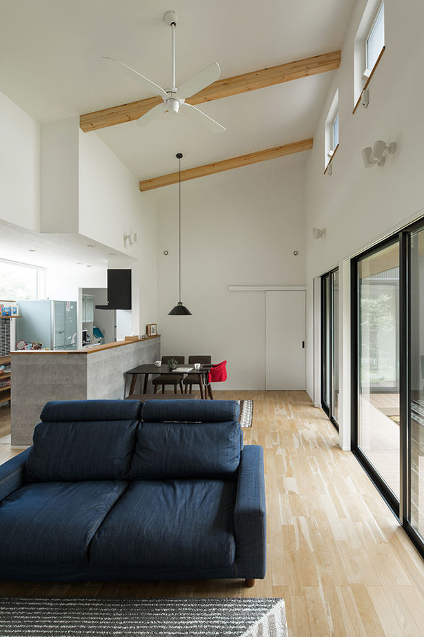 ルポハウス一級建築士事務所 【滋賀/コの字型の平屋/2000万円台/30坪台/間取り図】黒ガルバの外観。中庭を楽しむアイデア満載の平屋の家の建築実例画像15