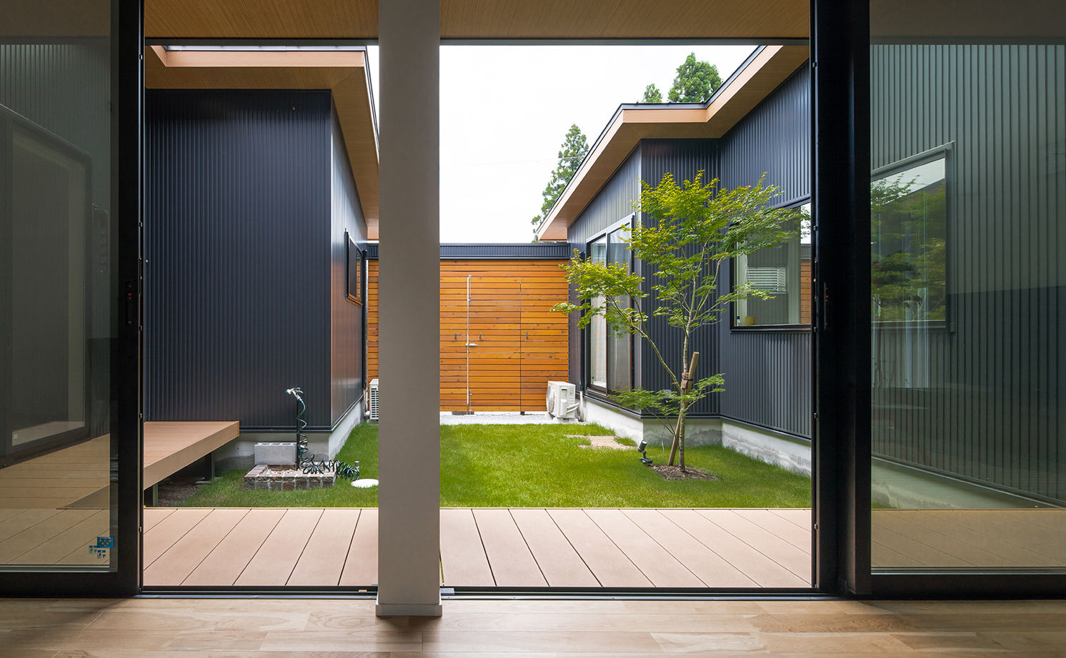 ルポハウス一級建築士事務所 【滋賀/コの字型の平屋/2000万円台/30坪台/間取り図】黒ガルバの外観。中庭を楽しむアイデア満載の平屋の家の建築実例画像16